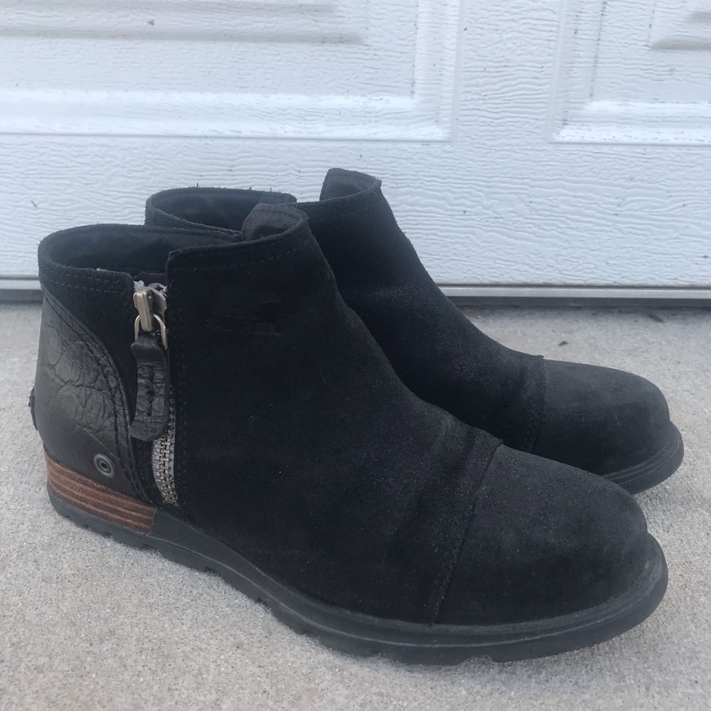 Major Low Sorel ankle booties.